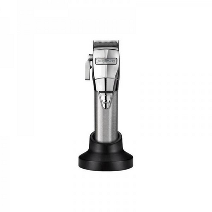 Babyliss Pro ChromeFX Tondeuse (FX8700E)
Kracht. Precisie. Pure professionaliteit.

De Babyliss Pro ChromeFX FX8700E is ontworpen voor barbers, kappers en stylisten die elke dag topprestaties eisen. Met zijn luxe chrome design, geavanceerde digitale motor en ultranauwkeurige Japanse messen is deze tondeuse een vaste waarde in elke professionele salon.